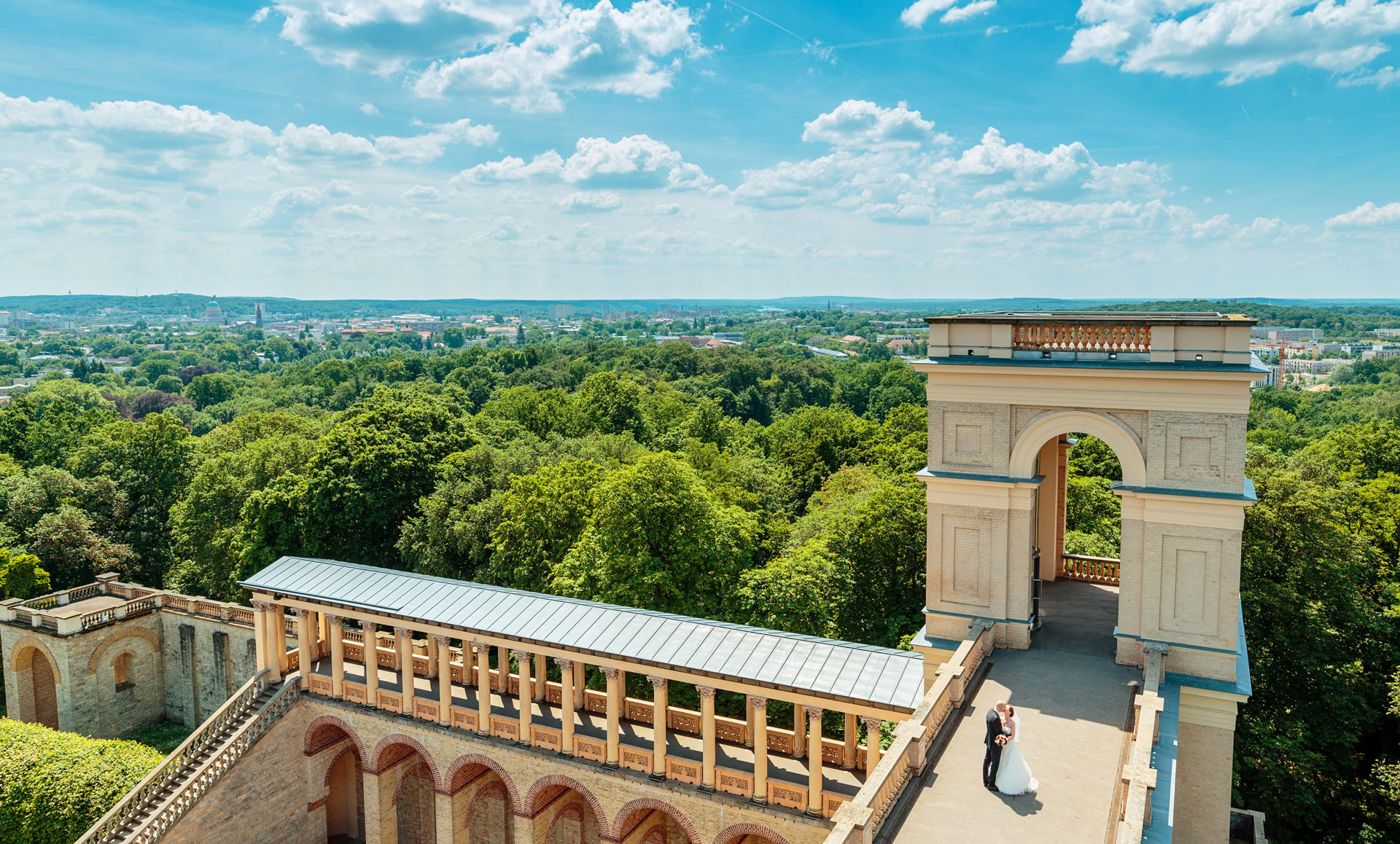 Hochzeitsfotograf Potsdam Brautpaar auf dem Belvedere auf dem Pfingstberg nach der Trauung im Maurischen Kabinett