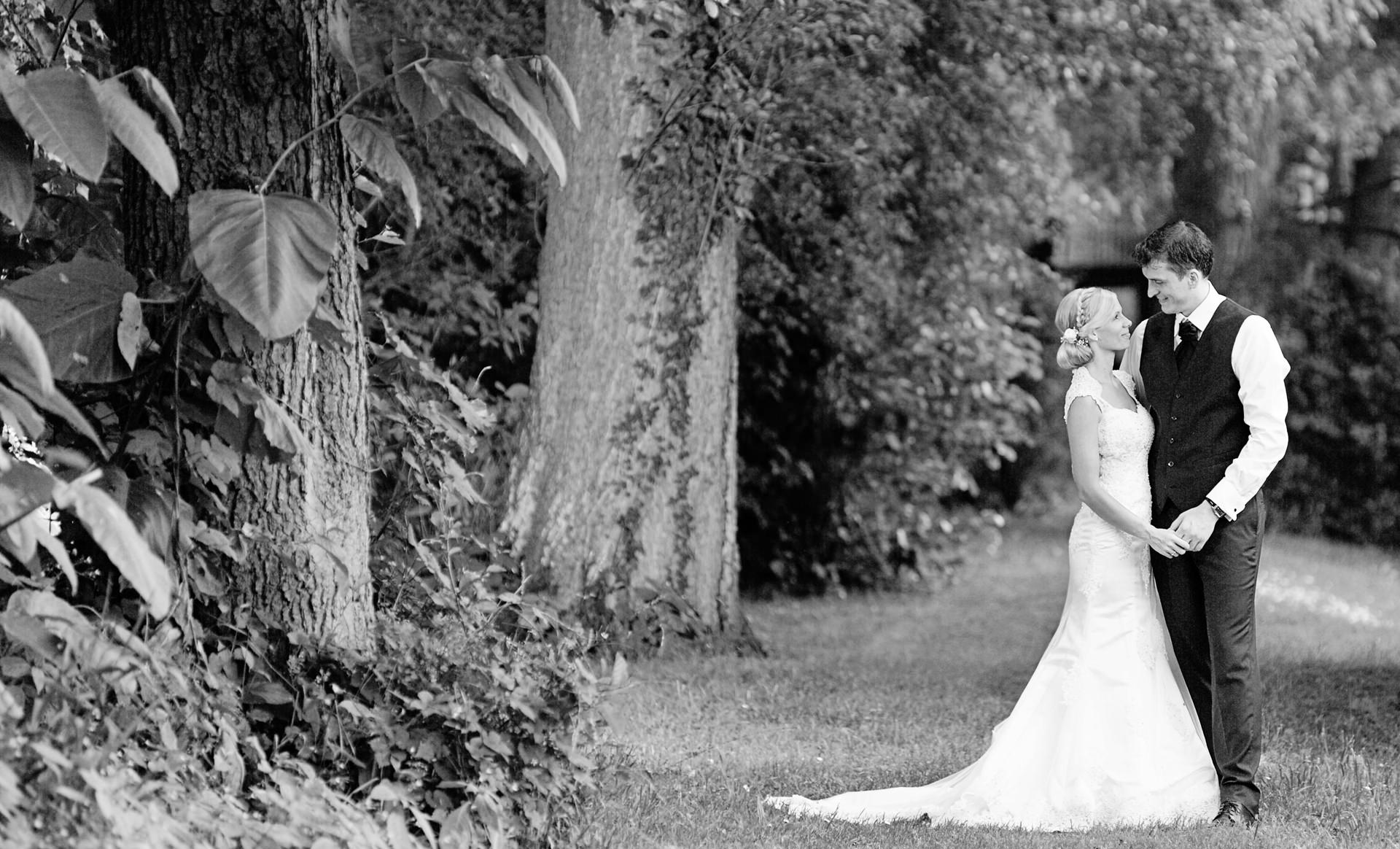 Hochzeitsfotograf in der Seelodge in Kremmen in Oberhavel mit Brautpaar im Wald
