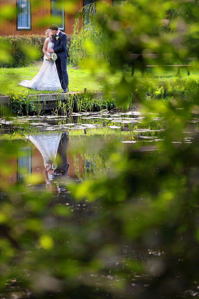 Hochzeitsfotograf Seelodge Kremmen mit Spiegelung des Brautpaares im See