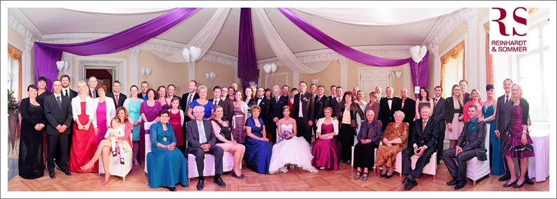 Das Gruppenfoto der Hochzeit indoor als Panorama Das Gruppenfoto der Hochzeit indoor als Panorama