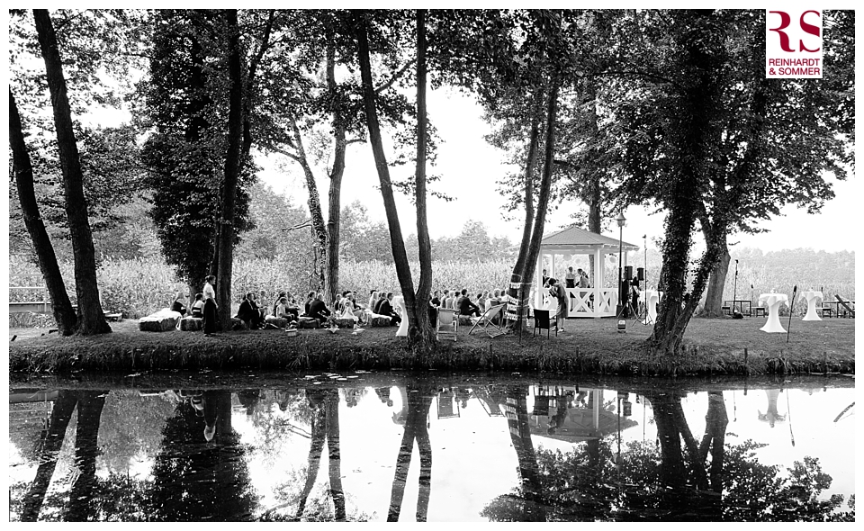Spiegelung der Hochzeitsgäste während der Trauung in Kremmen am See