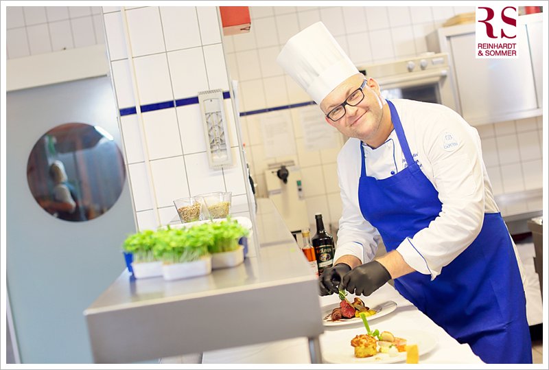Hotelfoto in der Küche mit Chefkoch vom Inselhotel