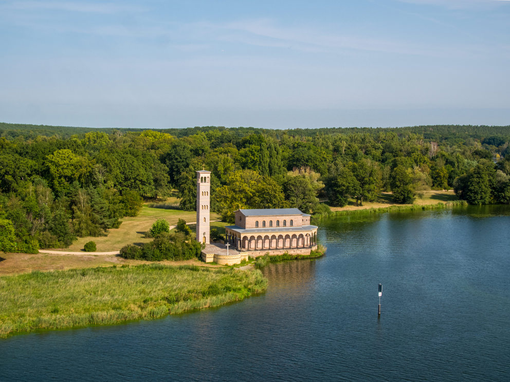 Die Heilandskirche Sacrow an der Havel vor Potsdam im September 2020