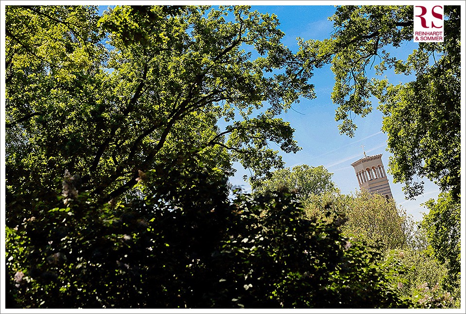 Der Schlosspark mit der Heilandskirche Sacrow bei Potsdam