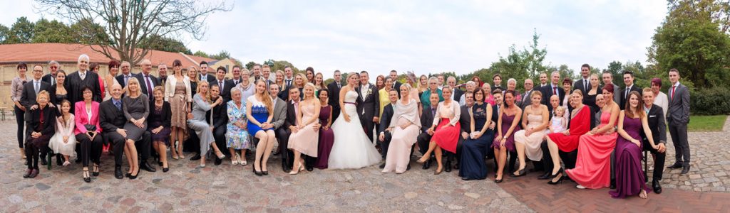 Gruppenfoto bei einer Hochzeit in Berlin Ochsenstall vom Schloss Britzer Garten