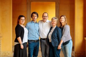 Foto von Familie mit 3 erwachsenen Kindern im Schlosspark von Potsdam