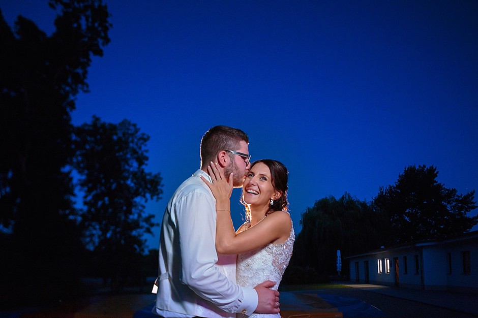 Brautpaar in einem Hochzeitsfoto zur Blauen Stunde bei einer Hochzeit in Rathenow