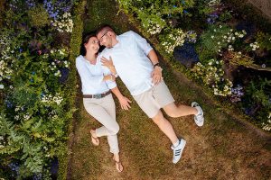 Paarfoto mit verliebtem Pärchen auf Wiese in Schlosspark Potsdam