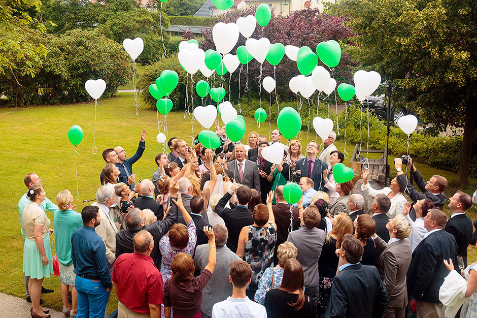 Hochzeitsgäste lassen Ballons im Rittmeister Werder steigen