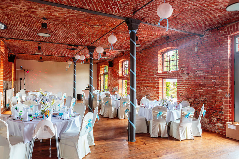 Dekorierter Saal für eine Hochzeit im Landgut Stober Dekorierter Saal für eine Hochzeit im Landgut Stober
