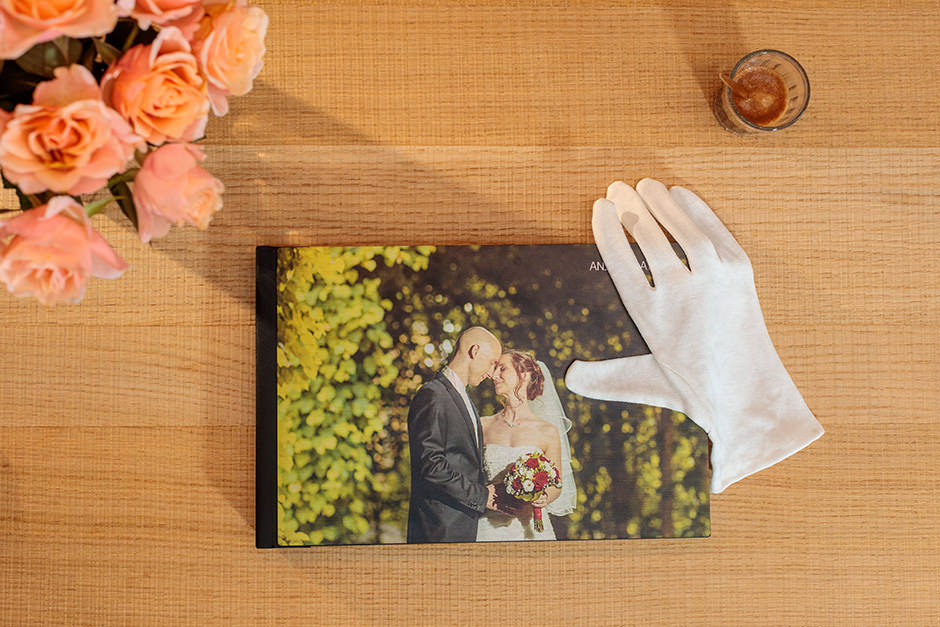 Hochzeitsalbum mit gebürstetem Aluminium als Cover Hochzeitsalbum mit gebürstetem Aluminium als Cover