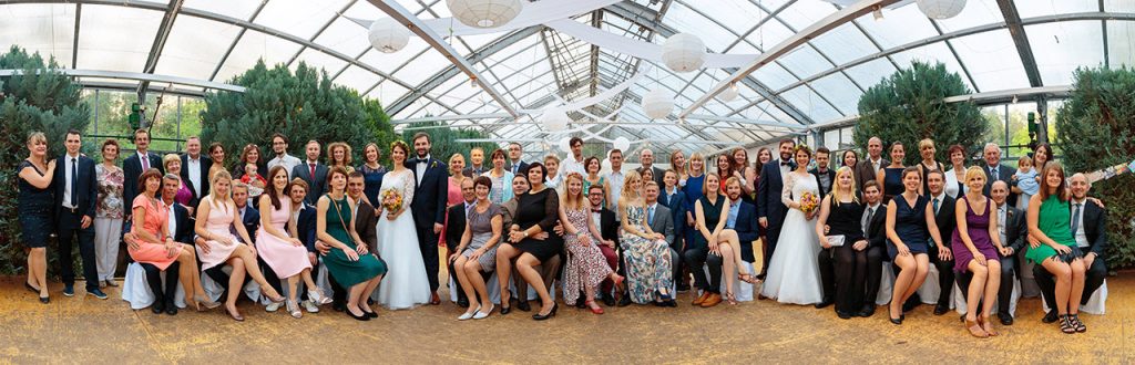 Panoramagruppenfoto aus Einzelbildern mit Gästen der Hochzeit Panoramagruppenfoto aus Einzelbildern mit Gästen der Hochzeit