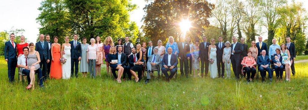Gruppenfoto bei der Hochzeit im Schloßpark als Panorama