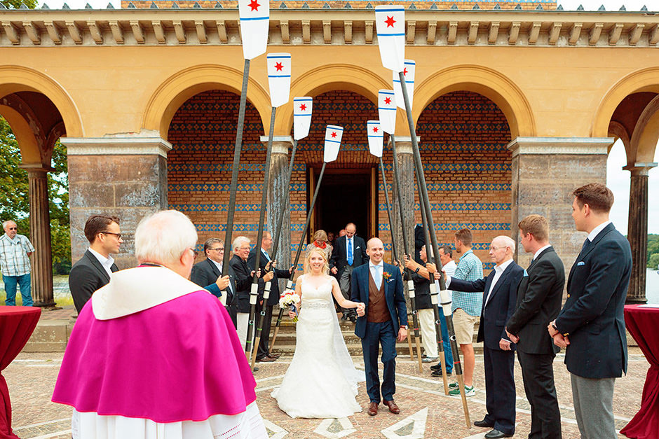 Auszug nach der Trauung. Das Hochzeitspaar wird von Gästen überrascht.