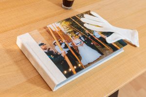 Hochzeitsalbum mit glänzendem Acrylglas als Cover für Hochzeitsfotos von Reinhardt und Sommer, Hochzeitsfotografen für Potsdam und Brandenburg