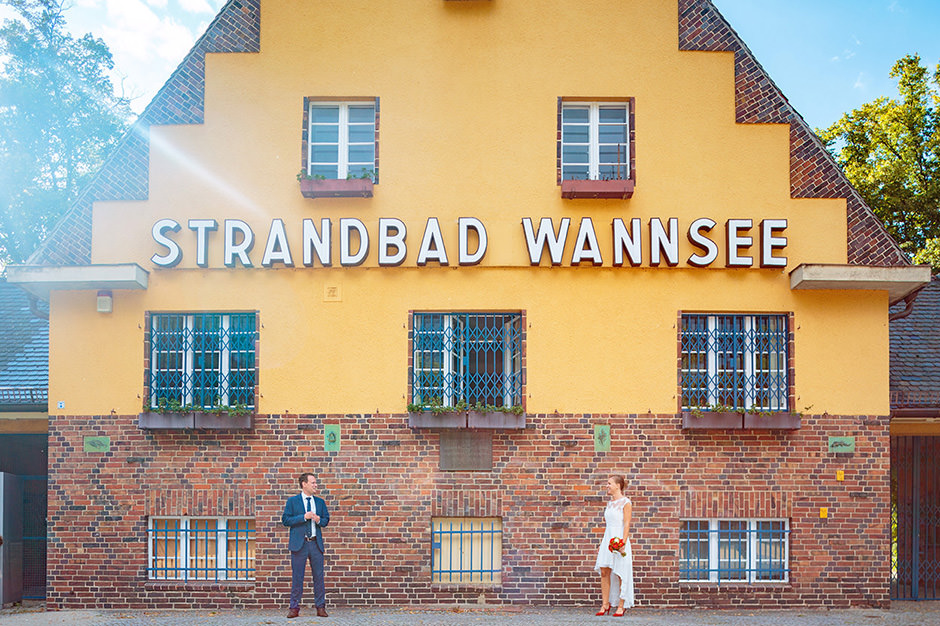 Hochzeitspaar in einem Hochzeitsfoto in Berlin Wannsee am Strandbad der Havel
