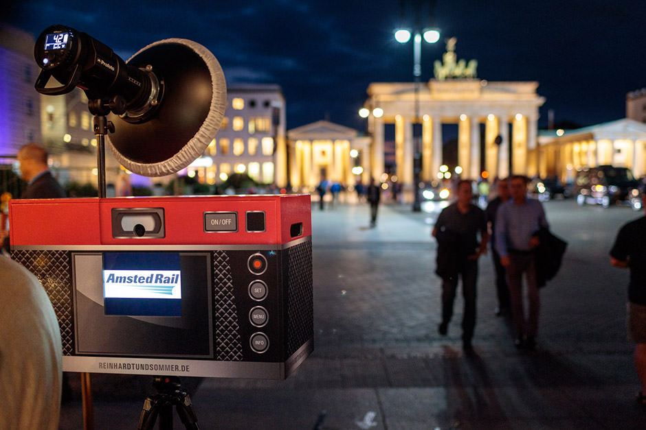 Fotobox vor dem Hotel Adlon und dem Brandenburger Tor in Berlin