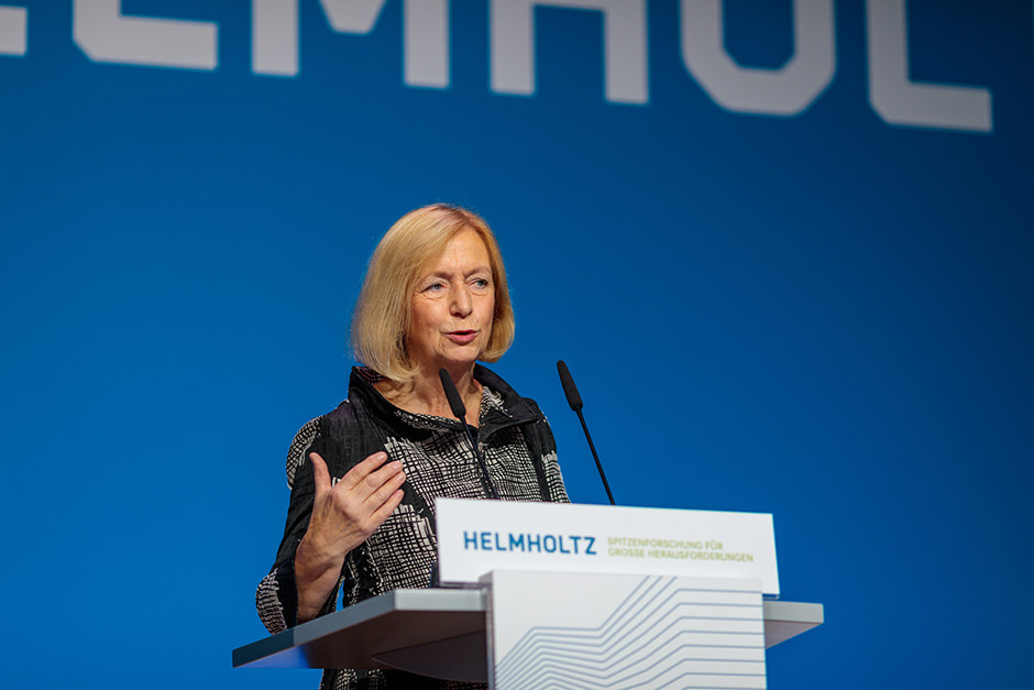 Portrait einer Sprecherin während einer Veranstaltung der Helmholtzgesellschaft in Berlin, aufgenommen von einem professionellen Fotografen. Reinhardt und Sommer Eventfotografen können erste Fotos innerhalb weniger Minuten abgeben und unterstützen damit ihre Arbeit für Presse und Social Media 