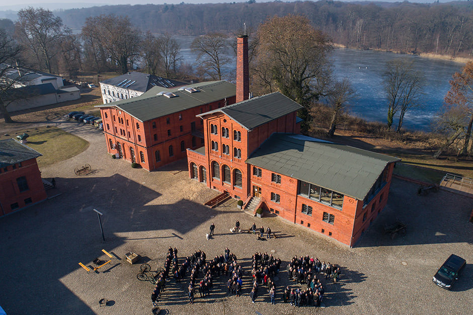 Gruppenfoto aus der Luft auf einem Event auf dem Landgut Stober in Nauen Gruppenfoto aus der Luft auf einem Event auf dem Landgut Stober in Nauen