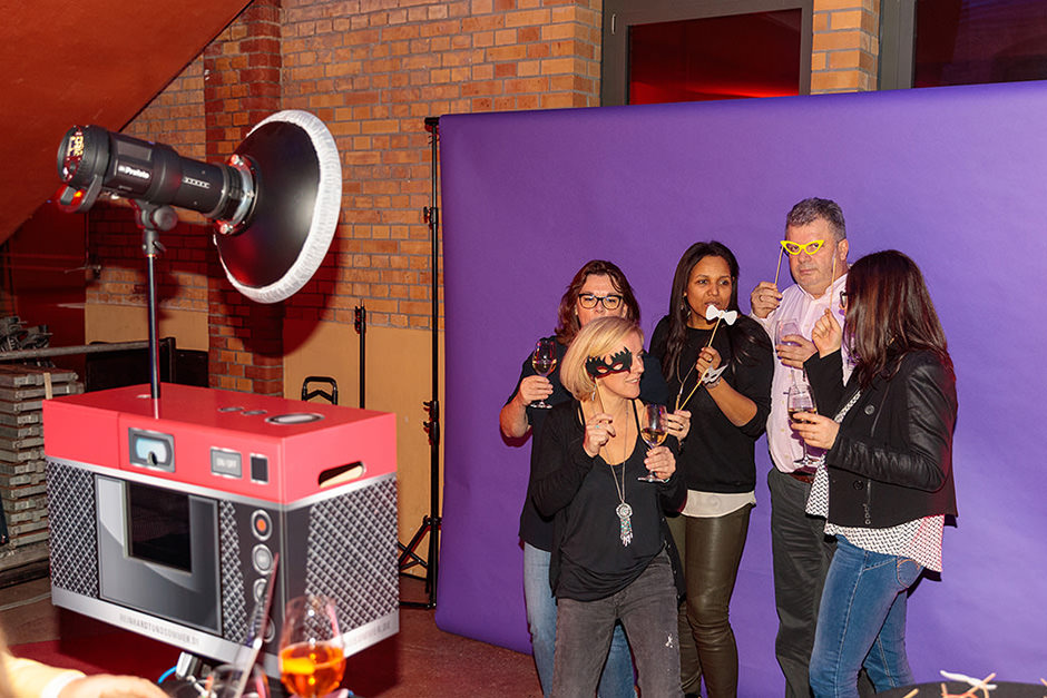 Gäste vor einer Fotobox mit Fotodruck in Potsdam Gäste vor einer Fotobox mit Fotodruck in Potsdam