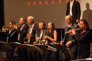 Pressefotograf Berlin dokumentiert Veranstaltung mit Band Foto einer Band auf der Bühne in Berlin