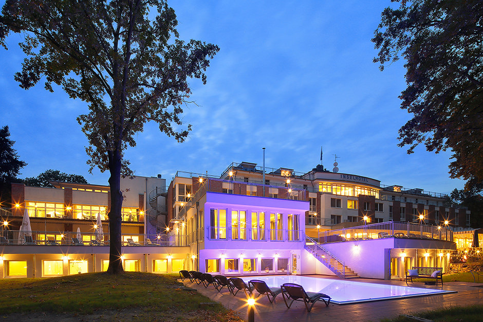 Der angeleuchtete Hotelpool in Potsdam zur blauen Stunde