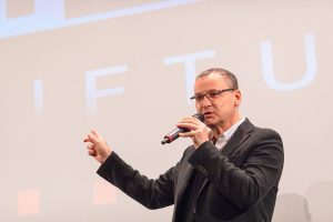 Pressefoto einer Veranstaltung in Berlin zeigt Moderator auf Bühne Portrait eines Sprechers Knut Elstermann auf der Bühne von Pressefotograf in Berlin