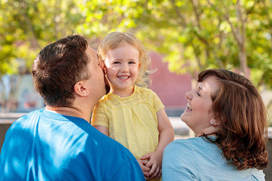 Familienfotos im Sommer Tochter mit ihren Eltern