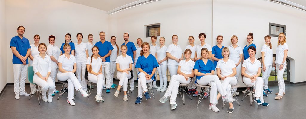 Gruppenfoto als Panoramafoto einer Praxis in Brandenburg
