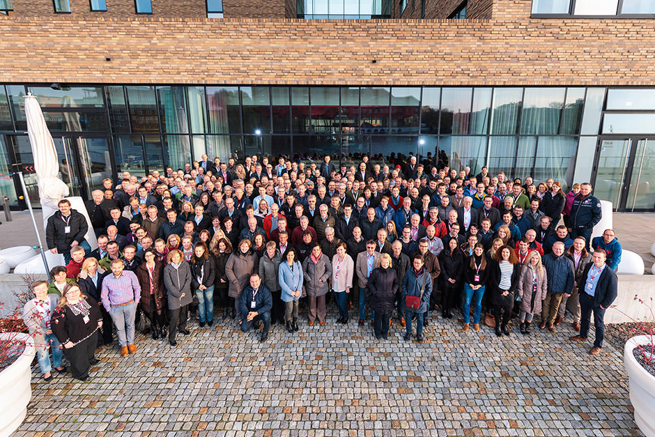 Gruppenfoto bei Tagung in Berlin mit mehr als 100 Personen vor Hotel Gruppenfoto bei Tagung in Berlin mit mehr als 100 Personen vor Hotel