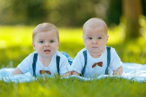 Babybilder von Zwillingen auf der Wiese im Sommer in Potsdam
