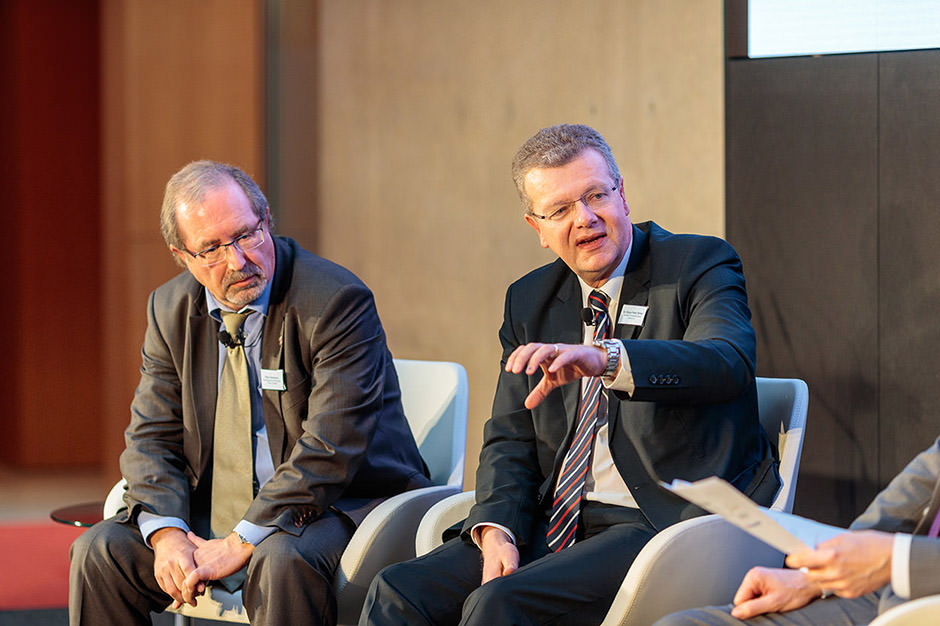 Veranstaltungsfoto mit Podiumsdiskussion mit zwei Männern