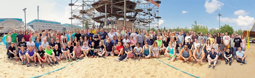 Gruppenbild beim Sommerfest mit 200 Personen: Gruppenfotos im Panoramaformat sind für große Menschenmengen geeignet 