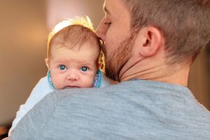 Neugeborenes auf Babybilder mit seinem Papa in Potsdam