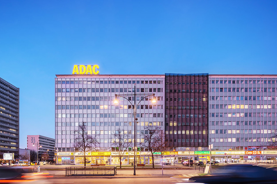 Fotograf für Gewerbeimmobilie zur Blauen Stunde in Berlin