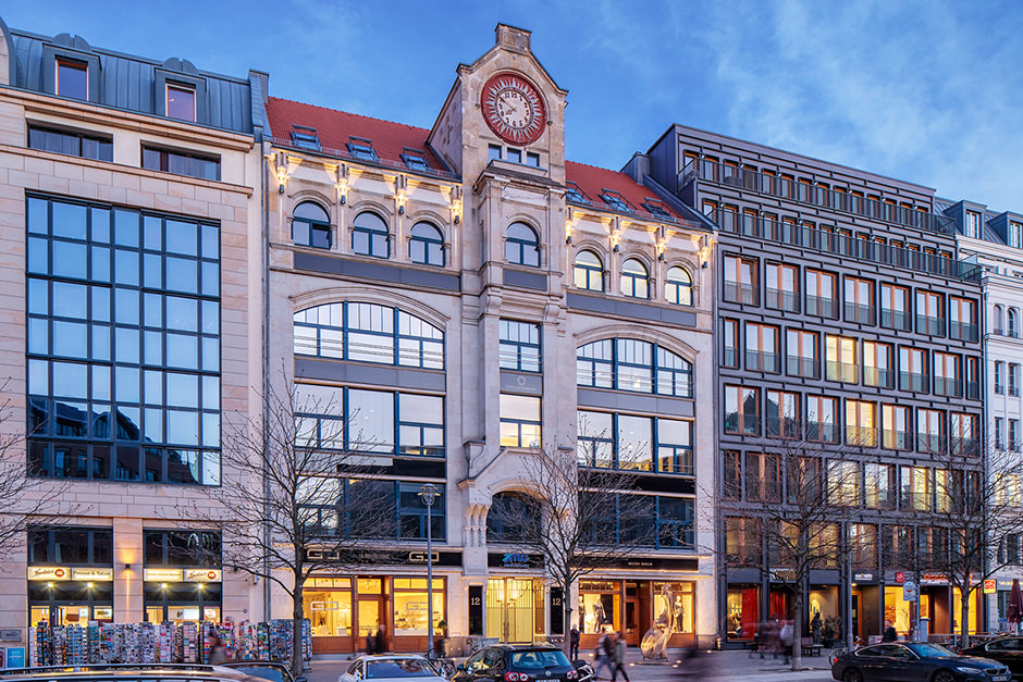 Architekturfoto einer Gewerbeimmobilie in Berlin mit leuchtenden Lichtern zur blauen Stunde