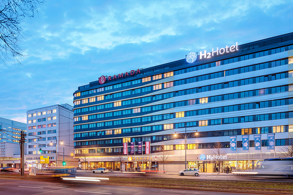 Immobilienfoto zeigt ein Hotel in Berlin zur Blauen Stunde