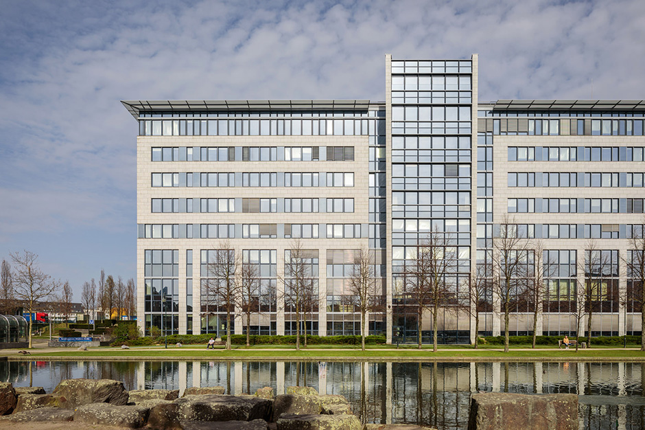 Architekturaufnahme von Gewerbeimmobilie im Frühling