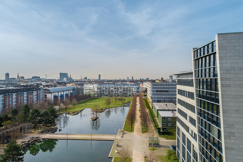 Professionelle Luftaufnahmen mit Drohne für eine Filmproduktion in Düsseldorf Professionelle Luftaufnahmen mit Drohne für eine Filmproduktion in Düsseldorf