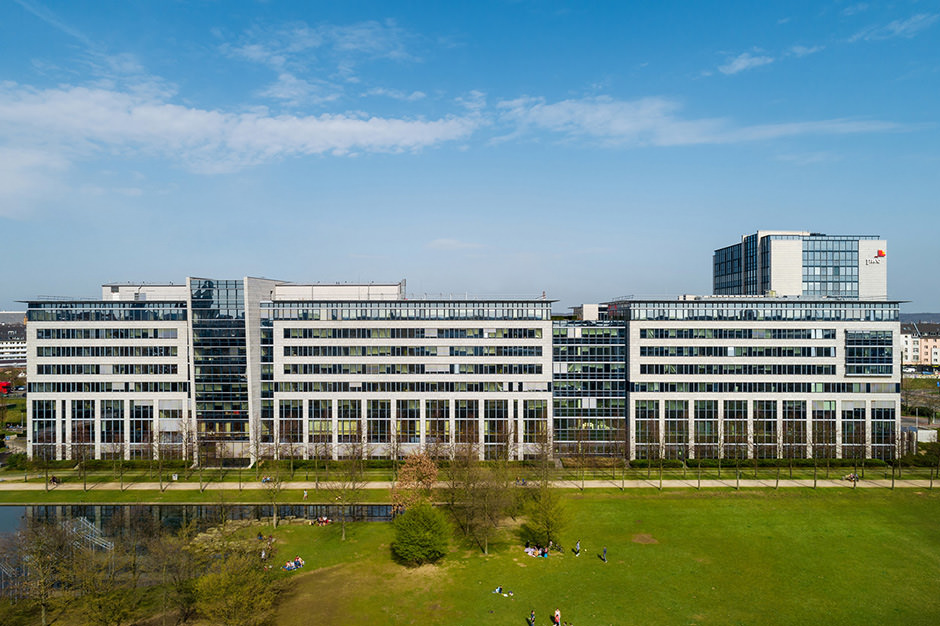 Luftbild von Drohne mit Gewerbeimmobilie in Düsseldorf Luftbild von Drohne mit Gewerbeimmobilie in Düsseldorf