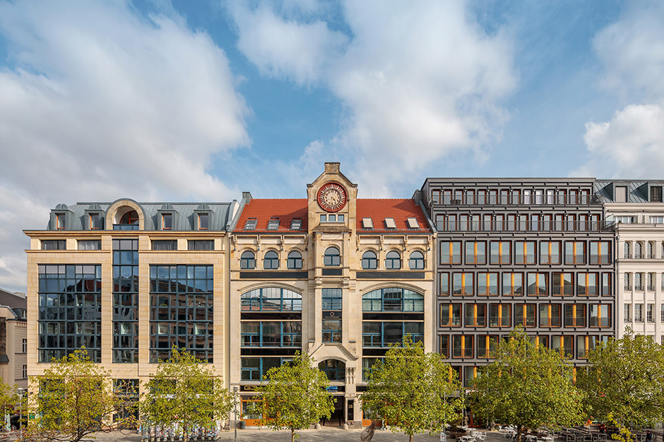 Immobilienfoto von Architekturfotograf in Berlin-Mitte Foto mit dem Hochstativ einer Gewerbeimmobilie in Berlin im ED-R