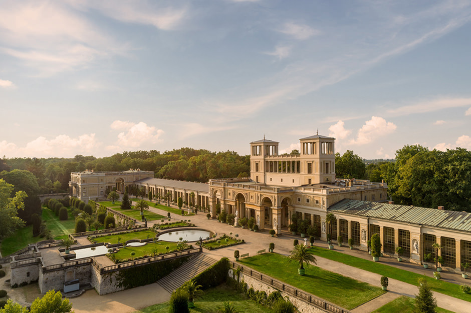 Stimmungsvolle Luftaufnahme mit Drohne vom Orangerieschloss in Potsdam