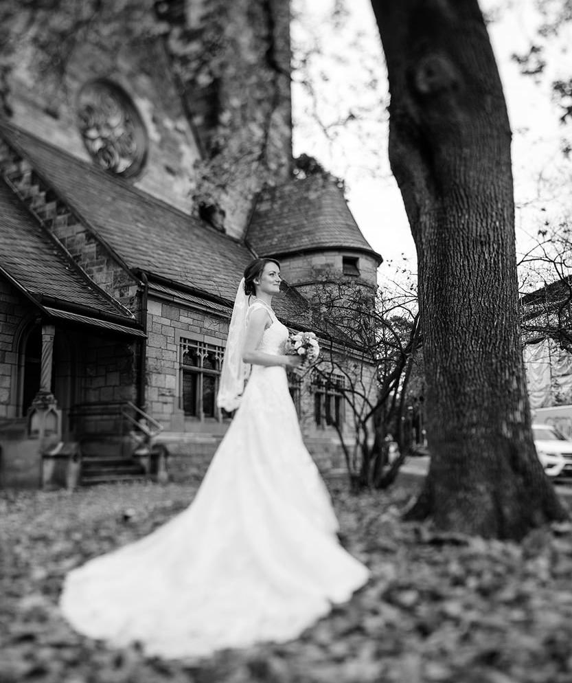 Hochzeit Braut vor Kirche in Berlin Grunewald