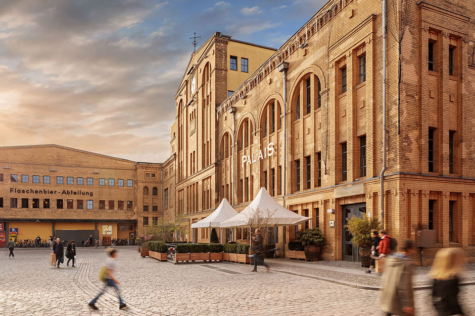 professionelles Architekturfoto von Backsteingebaeude in der Kulturbrauerei Berlin im Abendlicht von den deutschlandweit arbeitenden Immobilienfotografen Reinhardt und Sommer