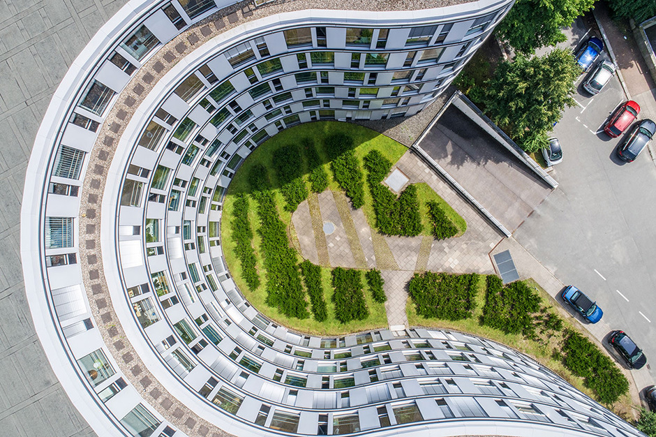 Drohnenfoto von Immobilienfotograf in Hamburg Vertikale Immobilienaufnahme mit Drohne in Hamburg