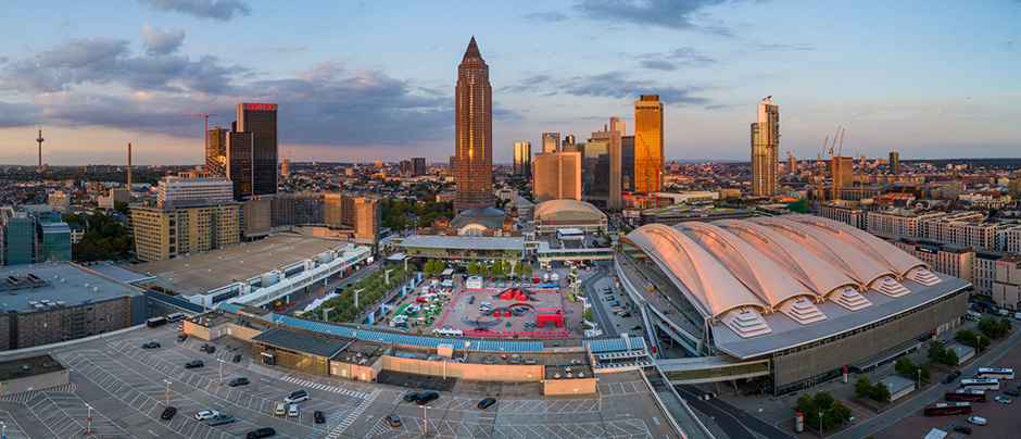 Luftaufnahme Panorama der Frankfurter Messe mit der Skyline im Hintergrund