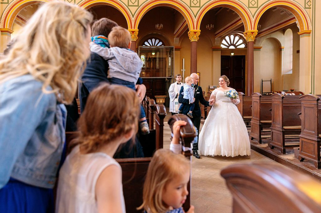 Das Brautpaar beim Einzug in die Peter und Paul Kirche Potsdam