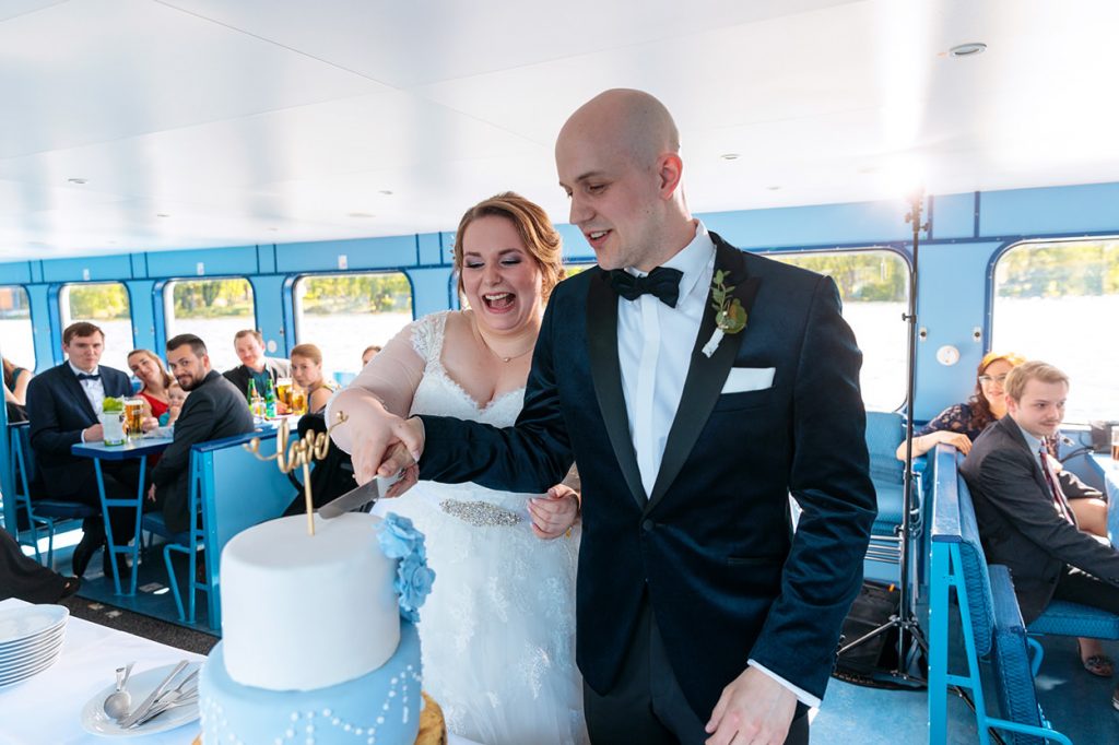 Anschnitt der Hochzeitstorte von der Patisserie Brahmstädts auf einem Schiff: das Brautpaar fährt mit den Gästen Boot Anschnitt der Hochzeitstorte von der Patisserie Brahmstädts auf einem Schiff: das Brautpaar fährt mit den Gästen Boot