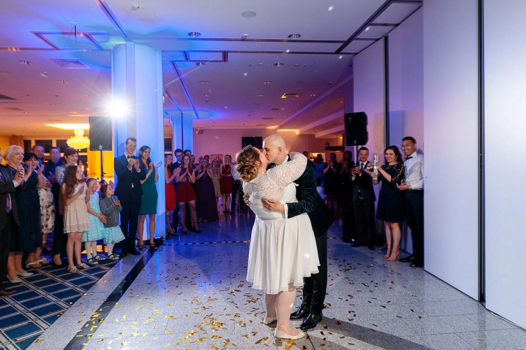 Am Ende des Hochzeitstanzes geben sich Braut und Bräutigam einen innigen Kuss