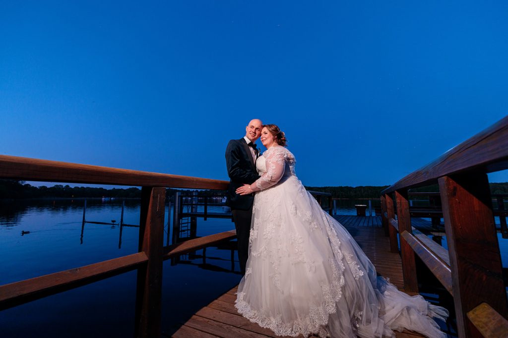 Brautpaar zur Blauen Stunde am Steg des Inselhotels Potsdam